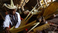 Yeremias A Pah bekerja membuat sasando di workshopnya yang berjarak 20 menit dari Bandar Udara El Tari Kupang.