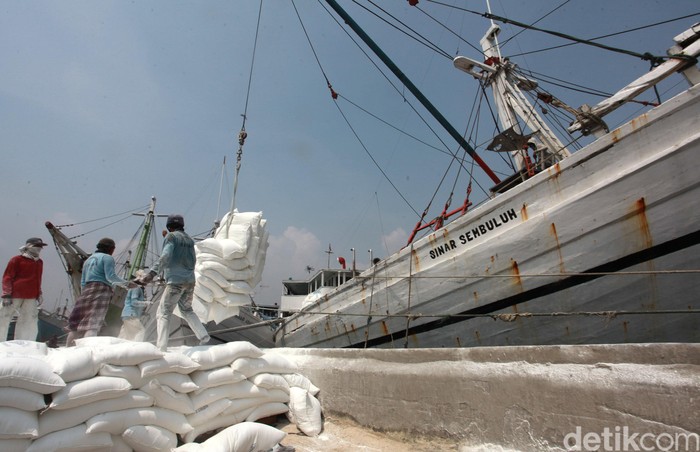 Aktivitas ekonomi berupa bongkar muat di Pelabuhan Sunda Kelapa, Jakarta.