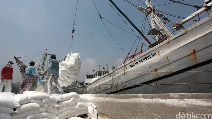 Aktivitas ekonomi berupa bongkar muat di Pelabuhan Sunda Kelapa, Jakarta.