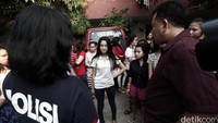 Para penghuni dikumpulkan di parkiran kosan.