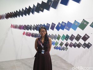 Rahasia Keluarga di Balik Paspor dalam Karya Seni Tintin Wulia