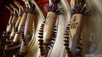 Sasando merupakan sebuah alat musik yang dimainkan dengan cara dipetik seperti halnya alat musik petik lainnya.