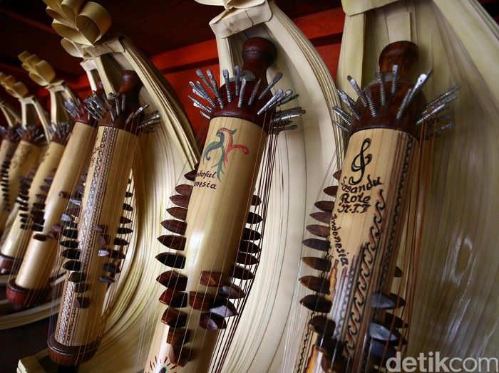 Sasando adalah alat musik khas Nusa Tenggara Timur. Yuk kita lihat proses pembuatan alat musik daerah ini.