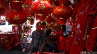 Pernak-pernik Imlek menghiasi pertokoan di kawasan Glodok, Jakarta Pusat.