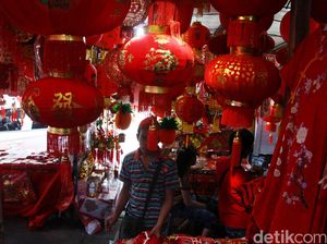 Pedagang Sebut 80% Pernak-pernik Imlek Diimpor dari China