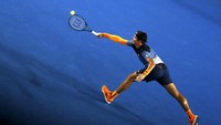 Milos Raonic berusaha mengembalikan bola saat melawan Andy Murray. Jason Reed/Reuters/detikFoto.