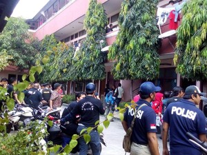 Polisi Razia Kos di Rawa Bebek, 10 Penghuni Positif Narkoba