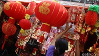 Seorang pedagang menata pernak-pernik Imlek di kawasan Glodok, Jakarta Pusat.