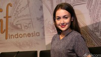 Pada kesempatan itu, ia tampil dibalut dress gelap bermotif dan heels emas. Pool/Palevi S/detikFoto.