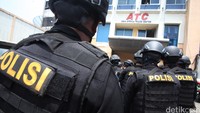 Usai merazia WNA di penginapan yang berada di Tanah Abang, Jakarta Pusat, petugas BNN dan Imigrasi bergeser ke Gedung Asia Africa Trade Centre (ATC) yang mirip ruko. Petugas ke Gedung ATC ini untuk mencari WNA yang diduga masih terlibat jaringan narkoba asal Pakistan.