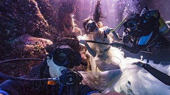 Foto selfie Wong dengan model dan kru. Foto: Benjamin Von Wong