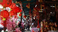 Para pedagang mulai menjual pernak-pernik Imlek di kawasan Glodok, Jakarta Pusat, Jumat (29/1/2016).