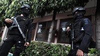 Polisi bersenjata lengkap dikerahkan dalam razia tersebut.
