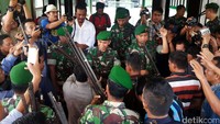 Perwakilan Suku Anak Dalam mendatangi Markas Korem 042 Gapu untuk menyerahkan 25 pucuk senjata api laras panjang. Ist/Puspen.