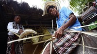 Kerajinan menganyam topi Tiilangga dari Rote Ndao, NTT sendiri masuk dalam muatan lokal di sekolah dasar dan menengah di kabupaten itu.