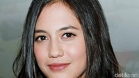 Dalam film yang akan tayang 4 Februari itu, Pevita berperan sebagai Yulia. Pool/Gus Mun/detikFoto.