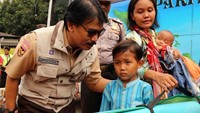 Adhyaksa Dault menyapa seorang anak eks Gafatar. Pool/dok pribadi.