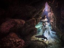 Potret Bidadari dalam Laut Dikelilingi Hiu