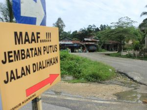 Video: Jembatan Gantung di Lebak Ambruk, 5 Pelajar Jatuh ke Sungai