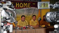 Mereka meminta tim transisi segera membentuk kepanitian Munas Golkar yang aspiratif, demokrasi, terbuka dan akuntabel.