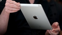 CUPERTINO, CA - OCTOBER 16:  An attendee inspects new iPad Air 2 during an Apple special event on October 16, 2014 in Cupertino, California.  Apple unveiled the new iPad Air 2 and iPad Mini 3 tablets and the iMac with 5K retina display.  (Photo by Justin Sullivan/Getty Images)