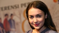 Lipstik merah di bibirnya menyentuh penampilannya yang sederhana. Pool/Palevi S/detikFoto.