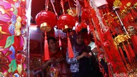 Pernak-pernik Imlek itu didominasi dengan warna merah.