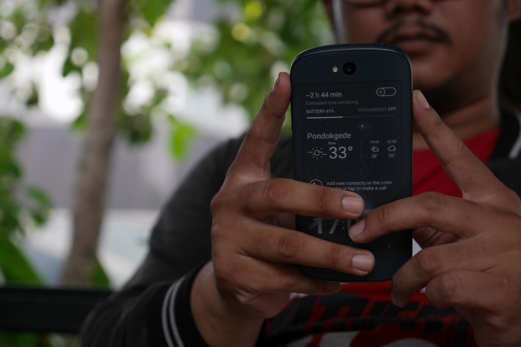 YotaPhone 2, ponsel dua layar keluaran vendor asal Rusia, Yota.