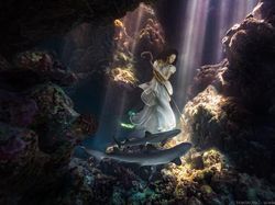 Potret Bidadari dalam Laut Dikelilingi Hiu