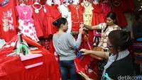Pakaian bernuansa Imlek juga dijajakan di kawasan Glodok, Jakarta Pusat.