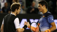 Andy Murray berjabat tangan dengan Milos Raonic. Di final nanti, Murray akan menghadapi Novak Djokovic yang lolos setelah mengalahkan Roger Federer. Thomas Peter/Reuters/detikFoto.
