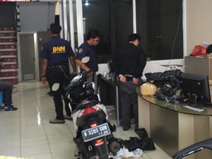 Dari Hotel, Petugas BNN Gerebek Travel dan Kargo di Tanah Abang