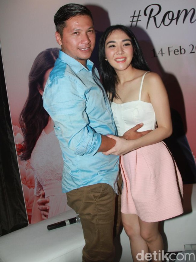 Kemesraan juga pernah Gading dan Gisel tunjukkan lewat busana berwarna pastel. (Foto: Gus Mun/detikHOT)