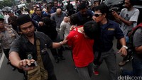 Selain mencari tersangka kasus narkoba, petugas juga mengecek kelengkapan dokumen WNA.