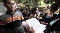 Sejumlah penghuni tampak bergantian menjalani tes urine.