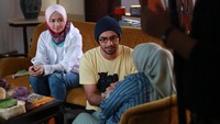 Selain sahabat, Bimo pun menjadi kandidat suami bohongan untuk Risa yang harus melewati proses muhallil, dimana wanita harus menikah dulu dengan pria lain sebelum akhirnya halal untuk kembali dinikahi oleh mantan suami. (MD Pictures)