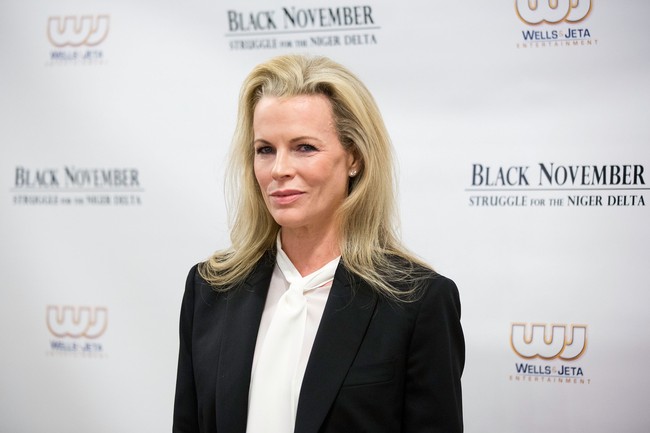 Di awal kariernya sebagai aktris, Kim Basinger membeli satu kota di Georgia untuk bisnis pariwisata. Namun ia memutuskan mundur dari dunia film dan menjual sebagian area di kotanya dengan harga rendah, dari Rp 285 miliar jadi hanya Rp 14 miliaran. Foto: Getty Images