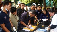 Aparat melakukan tes urin terhadap seluruh penghuni kos tersebut. 
