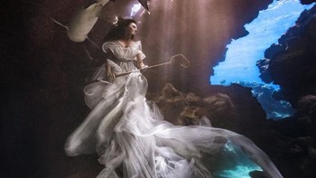 Adalah Benjamin Von Wong seorang fotografer sekaligus visual engineer asal Montreal, Kanada yang mengabadikan foto keren ini.  Foto: Benjamin Von Wong