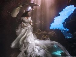 Potret Bidadari dalam Laut Dikelilingi Hiu