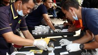 Sejumlah petugas melakukan pengecekan urine para penghuni rumah kos tersebut. 