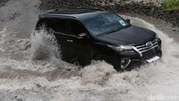 Jalanan pertama yang dilalui medan terjal dengan jalan menurun yang biasa dilalui truk pengangkut pasir memasuki aliran hulu Sungai Opak.
