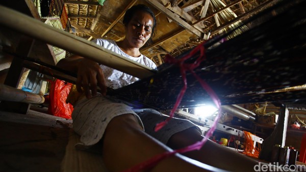 Pembuatan Tenun Ikat NTT