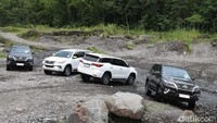 Batu besar setinggi 3 meter dan lebar 2 meter warna kecoklatan itu, para peserta beristirahat selama lebih kurang 10 menit.