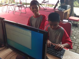 Inspiratif! Anak-anak Tuna Netra Ini Mahir Operasikan Komputer