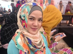 Foto Gaya OOTD Hijab Saat Musim Dingin Ala Natasha Farani 