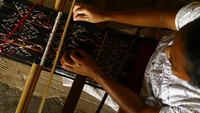 Tenun Ikat merupakan kerajinan Tenun atau kain ikat hasil karya tenun Indonesia.