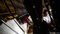Kain Tenun  ikat asli khas NTT berupa kain yang ditenun dari helaian benang pakan atau benang lungsin yang sebelumnya diikat dan dicelupkan ke dalam zat pewarna alami.
