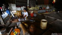 Alat tenun yang dipakai adalah alat tenun bukan mesin.