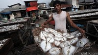 Menurunnya pasokan produksi ikan asin di Muara Angke disebabkan karena faktor cuaca yang tidak mendukung.